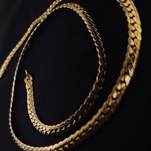Hello anyone who, I'm attempting to sell a 23-inch gold necklace!